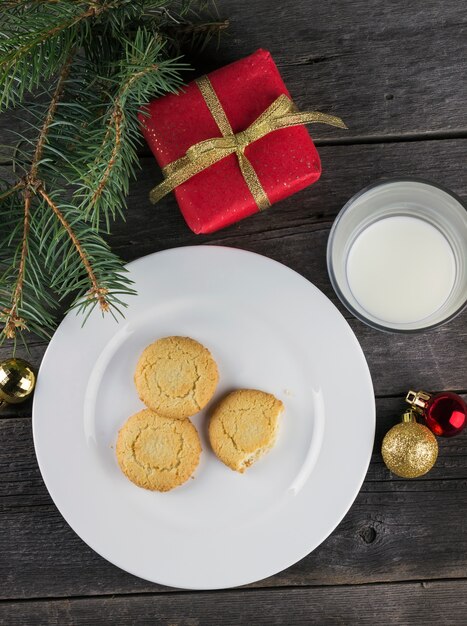 Kekse und Milch für den Weihnachtsmann