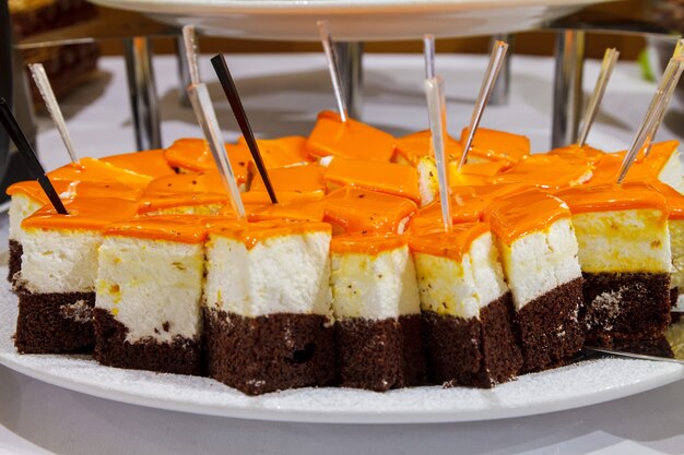 Keksschokoladenkuchen mit Quarkcreme und heller Zuckerglasur