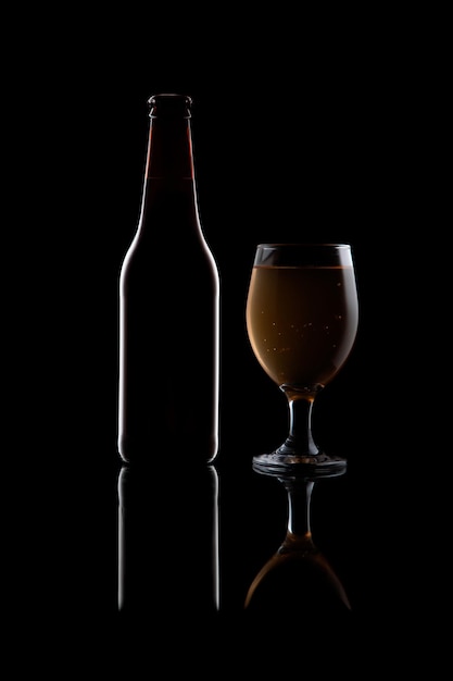Kelch Glas und Flasche mit schwarzem Hintergrund auf reflektierendem Sockel