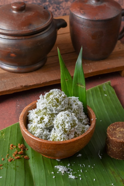 Kelepon ist ein indonesischer traditioneller süßer Snack aus Klebreis in Form einer kleinen Kugel