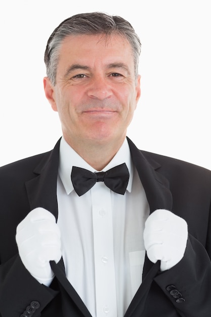 Kellner, der an seiner Jacke klammert