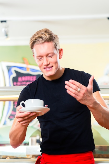 Foto kellner, der im eiscremecafé arbeitet