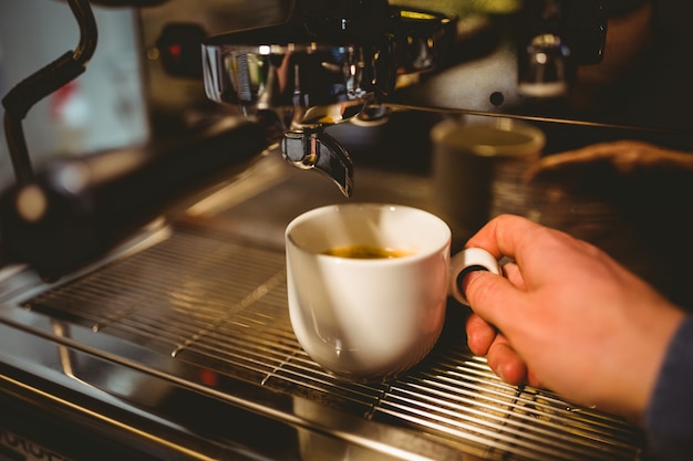 Kellner macht eine Tasse Kaffee