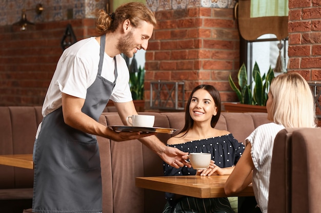 Kellner serviert Kunden im Restaurant