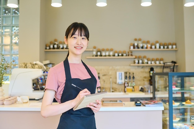 Kellnerin, die im Café arbeitet