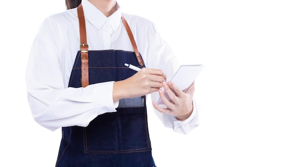 Kellnerin hält Menünotizen, um Kundenkunden im Shop-Restaurant mit einem Lächeln zu bedienen. Mitarbeiter tragen eine Schürze, um als Unternehmereigentümer für kleine Unternehmen zu dienen