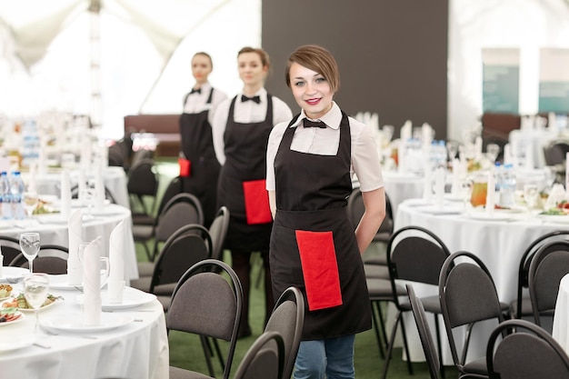 Kellnerinnen stehen im Bankettsaal des Restaurants