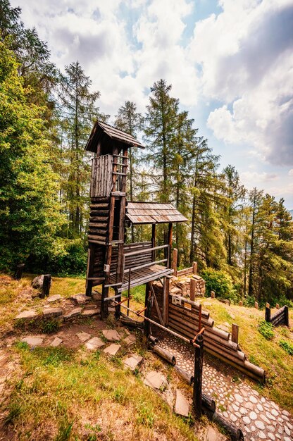 Keltischer Siedlungsbau in der archäologischen Fundstelle Havranok Alte keltische Festung in der Nähe von Liptovska Mara Region Liptov Slowakei Landschaft