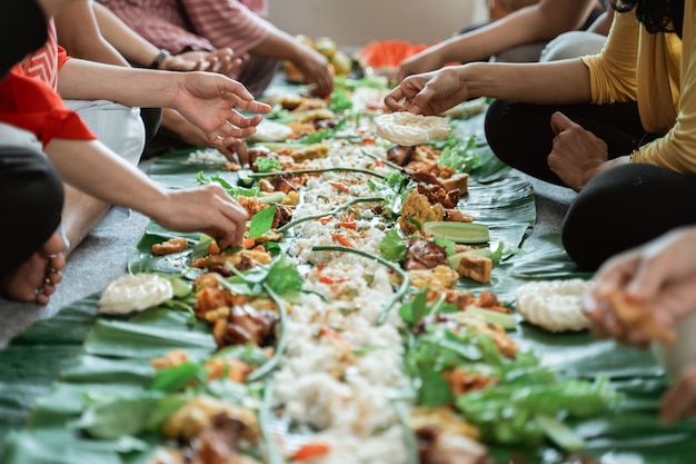 Kembulan javanese comiendo tradición juntos