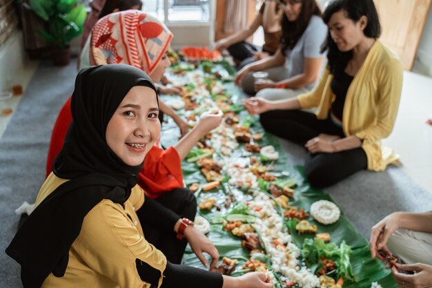 Kembulan javanese comiendo tradición juntos