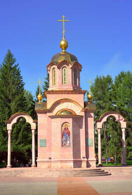 Kemerovo, Siberia, Rusia-09.01.2021: el templo está hecho de mármol rosa con un panel de mosaico, bajo una cúpula dorada
