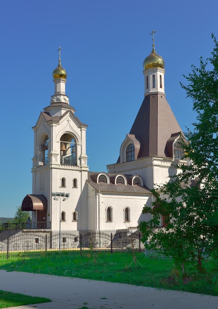 Kemerovo Siberia Russia09012021 Um templo branco com cúpulas douradas sob um céu azul