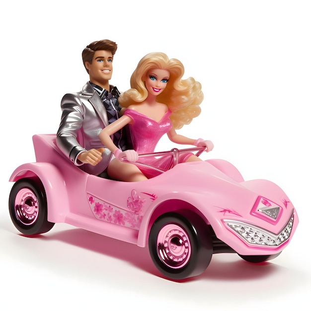 Ken y Barbie en un coche rosa aislado sobre un fondo blanco.