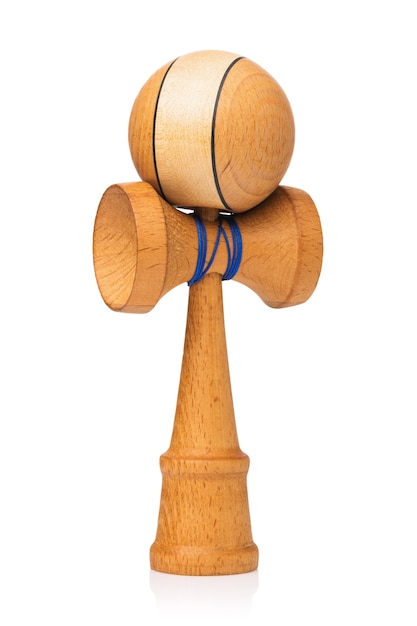 Kendama Holzspielzeug isoliert auf weißem Hintergrund