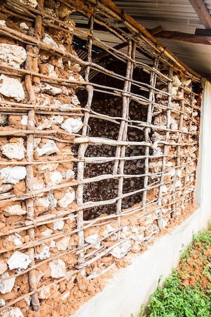 Kenia, ciudad de Malindi. Detalle de la técnica tradicional para la construcción de viviendas precarias