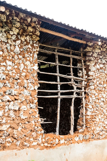 Kenia, ciudad de Malindi. Detalle de la técnica tradicional para la construcción de viviendas precarias