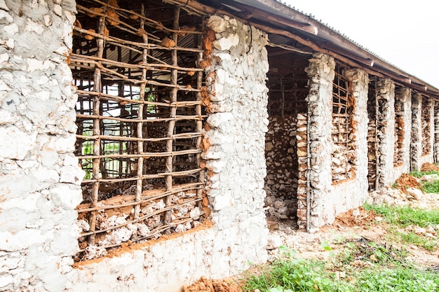 Kenia, Malindi-Stadt. Detail der traditionellen Technik zum Bau von Armenhäusern