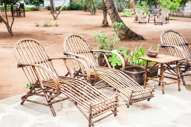 Kenia. Muebles elegantes de madera en un jardín africano
