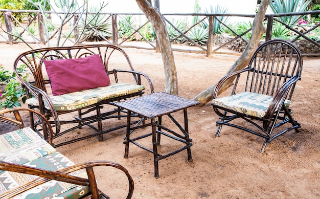 Kenia. Muebles elegantes de madera en un jardín africano