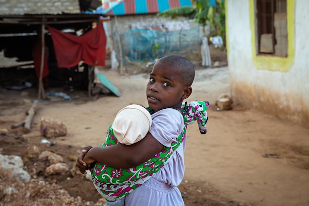 Kenianisches Mädchen mit einem Baby im Arm Mombasa Kenia