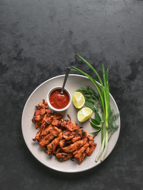 Kerala Chicken Pakoda. Pakoras saborosos preparados no estilo indiano do sul. comida indiana