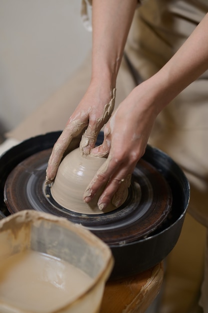 Keramik. Nahaufnahme von menschlichen Händen auf einer Töpferscheibe