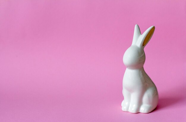 Foto keramik osterhase auf rosa hintergrund oster-minimalismus-konzept mit kopierraum