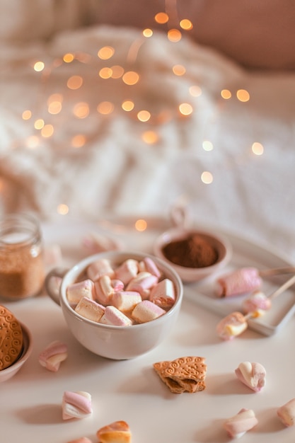 Keramik Tasse heiße Schokolade oder Kakao mit Marshmallow auf weißem Tisch