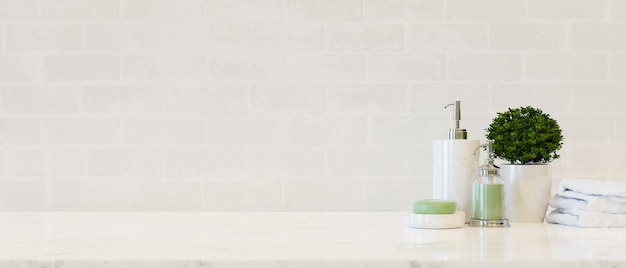 Keramikflaschen für Badezimmerprodukte, Seifenhandtücher und Kopienraum auf der 3D-Darstellung der Tischplatte