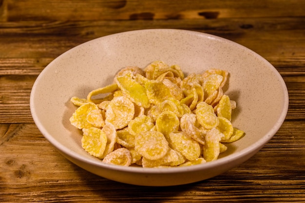 Keramikplatte mit Cornflakes auf einem Holztisch Gesunde Ernährung