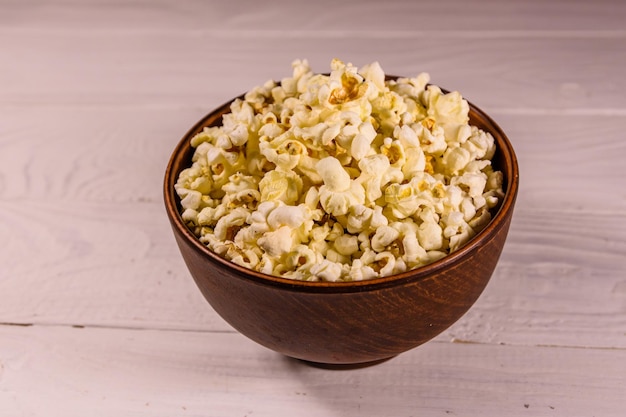 Keramikschale mit Popcorn auf Holztisch