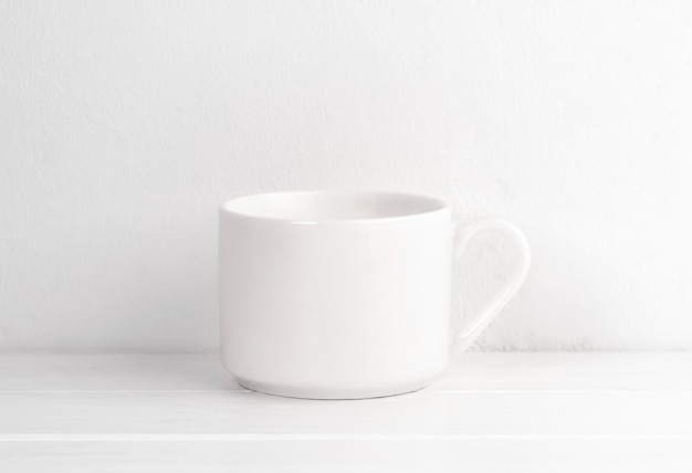 Foto keramiktasse auf weißem tisch für ihr design