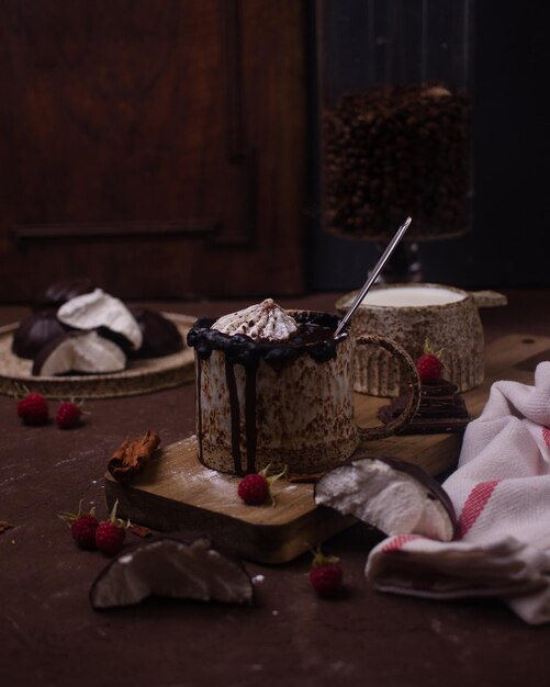 Keramiktasse mit Schokolade auf dem Tisch