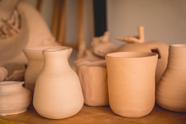 Keramikvase auf dem Tisch in der Werkstatt