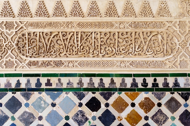 Foto keramikwände in der alhambra von granada. andalusien, spanien