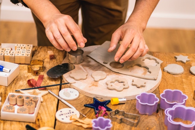 Keramikwerkstatt Männerhände arbeiten mit Zubehör