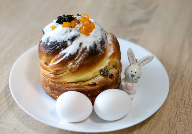 Foto keramische osterhasen weiße hühnereier auf dem hintergrund des osterbackens craffin