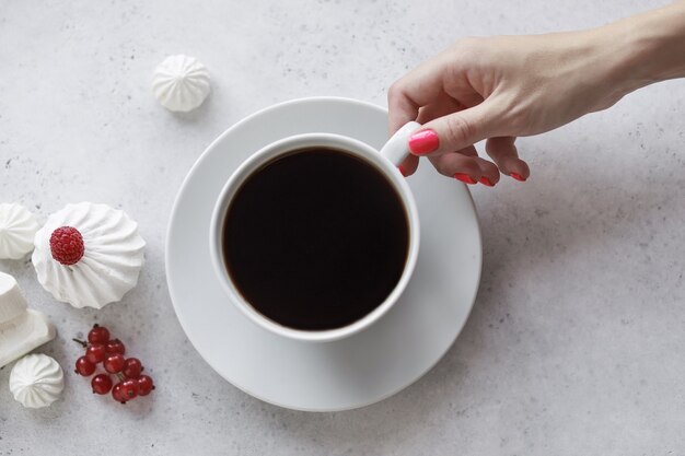 Keramische weiße Tasse mit heißem Kaffee