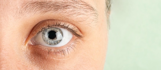 Keratokonus-Auge mit Banner für die Augendiagnose im Kopierbereich