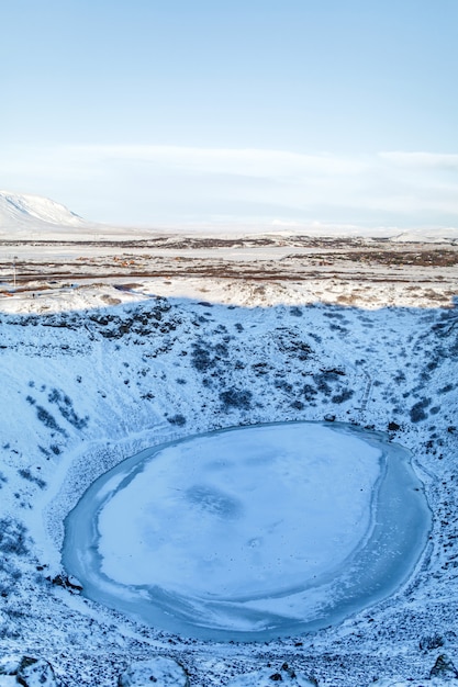 Kerid See im Winter im Krater eines erloschenen Vulkans eingefroren. Unglaubliche Island-Landschaft im Winter