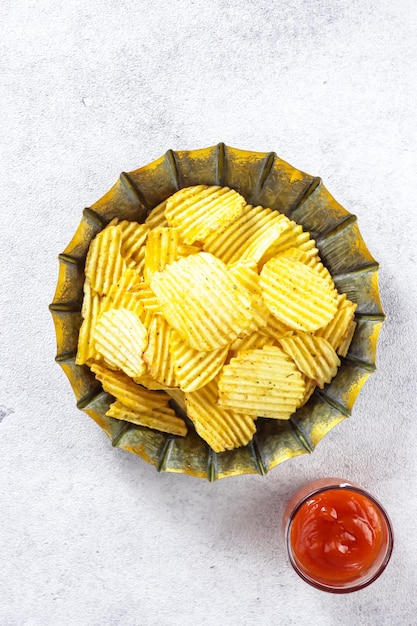 Keripik Kentang oder knusprige Kartoffelchips in einer Tellersoße