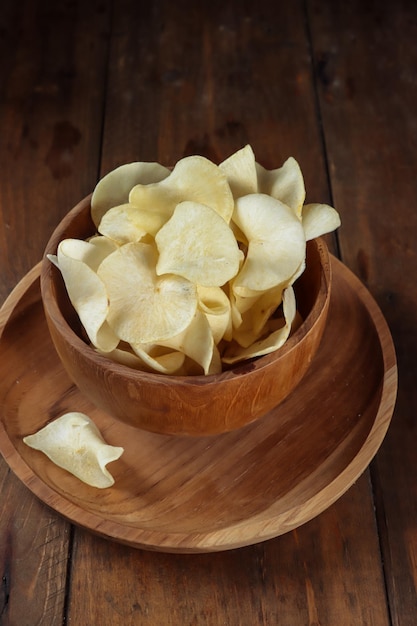 Keripik o criping singkong Chips de yuca o chips de tapioca es un bocadillo tradicional de Java