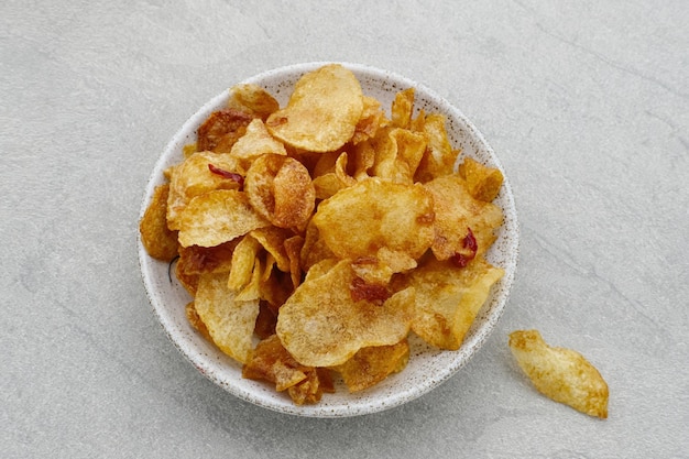 Keripik Singkong Balado Balado Spicy Chips galletas de mandioca sobre fondo gris Servido en un plato