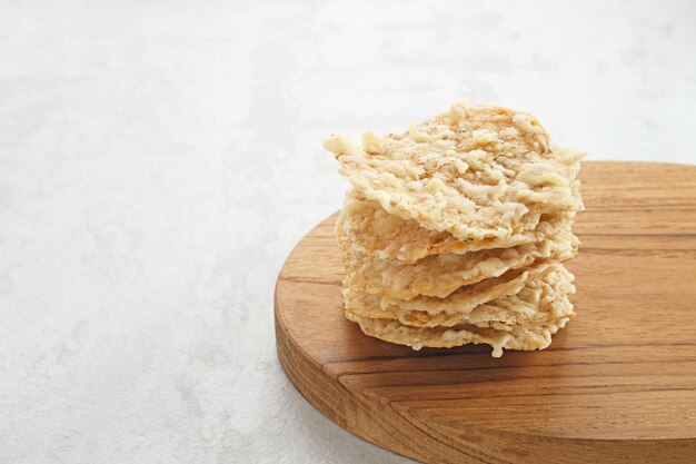 Keripik Tempe o Tempe chips una comida típica de Indonesia hecha de tempeh en rodajas finas