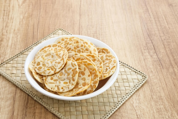 Keripik Tempe o Tempe chips, una comida típica de Indonesia hecha de tempeh en rodajas finas