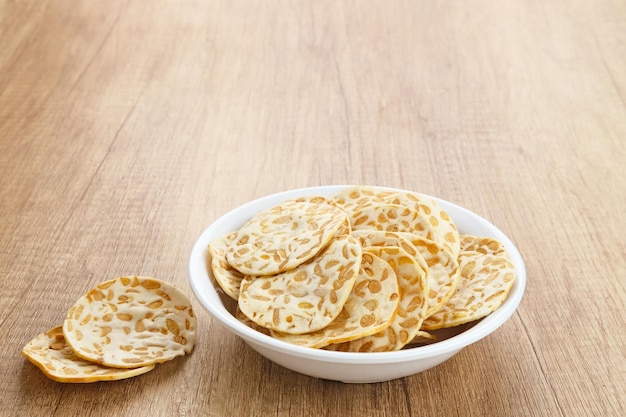 Keripik Tempe oder Tempe-Chips, ein typisches indonesisches Essen aus dünn geschnittenem Tempeh