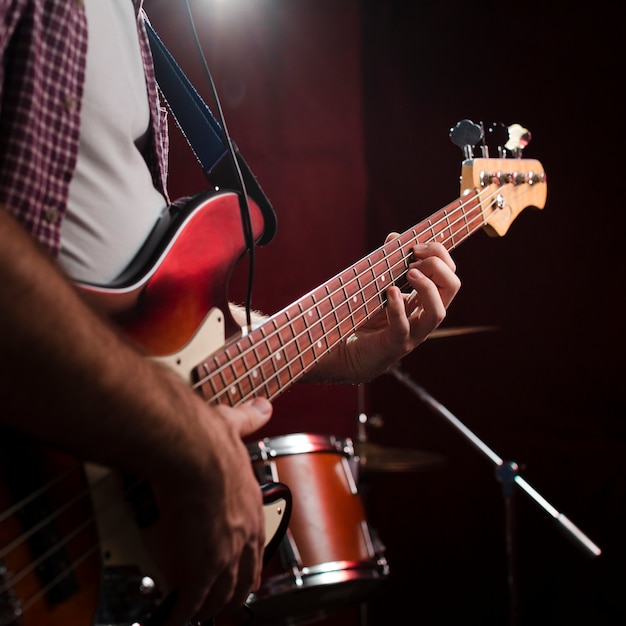 Foto kerl, der e-gitarre und stellung spielt