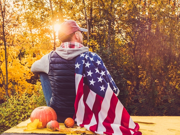 Kerl, der eine US-Flagge hält. Nationalfeiertag