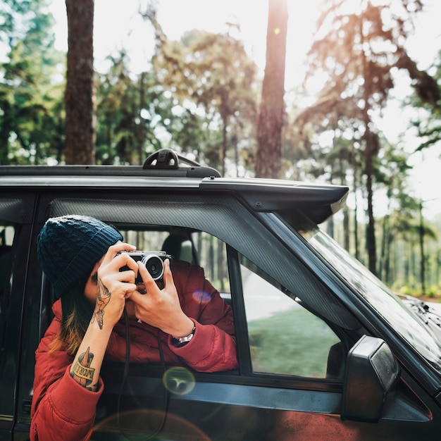 Kerl, der Fotos-Autoreise-Konzept macht