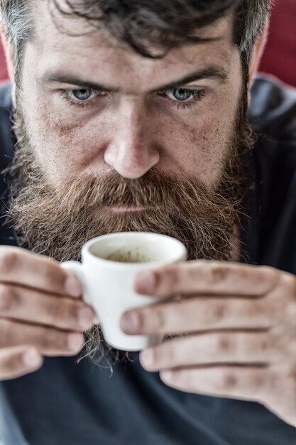 Kerl, der sich mit Espressokaffee entspannt Kaffeepause Konzept Hipster trinkt Kaffee Nahaufnahme Koffein aufladen Mann mit Bart und Schnurrbart und einer Tasse Kaffee Bärtiger Kerl genießen Aroma frischen Espresso